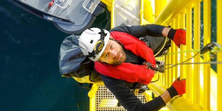 Инновации в оформлении защитных касок