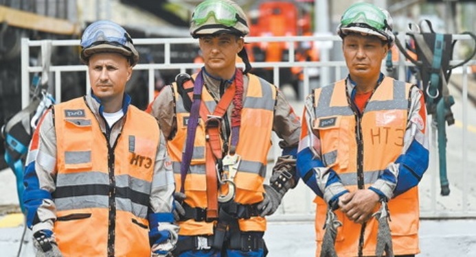 РЖД переходят на новую сигнальную спецодежду