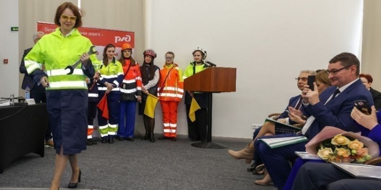 На Октябрьской железной дороге прошло дефиле женской спецодежды