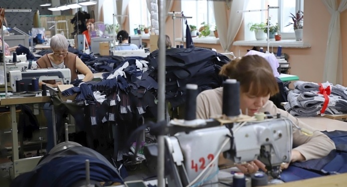 Гендиректор фабрики по выпуску спецодежды не выплатил сотрудникам 3,7 млн руб.