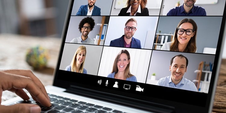 Работа.ру выяснила, чем россияне занимаются во время рабочих видеосозвонов