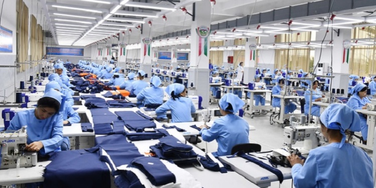 В Таджикистане открылась российская фабрика по пошиву формы и спецодежды