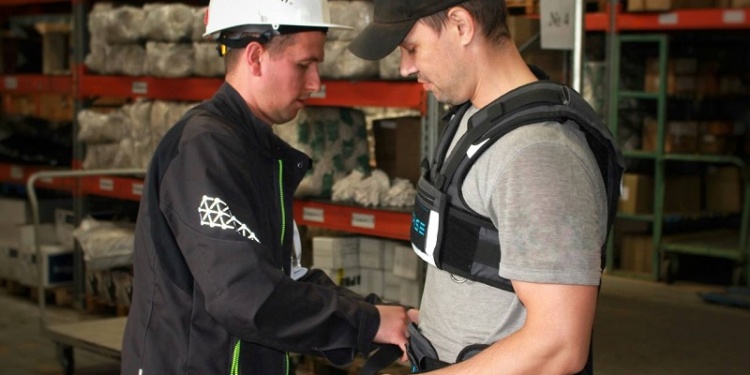 УАЗы будут собирать с помощью экзоскелетов