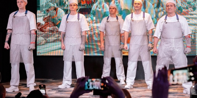 В Томске прошло дефиле с участием обвальщиков мясокомбината