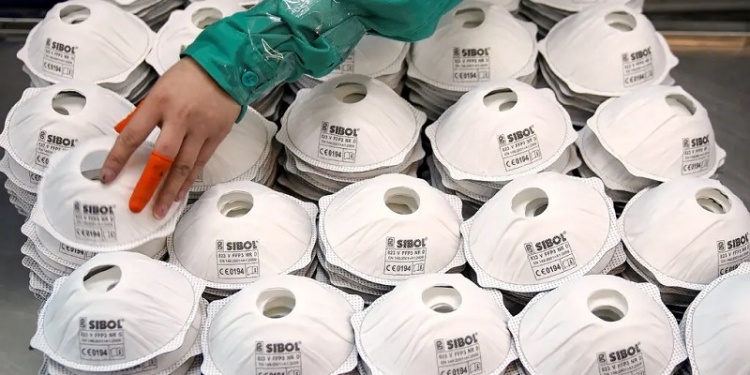 США повышают пошлины на китайские респираторы и защитные маски