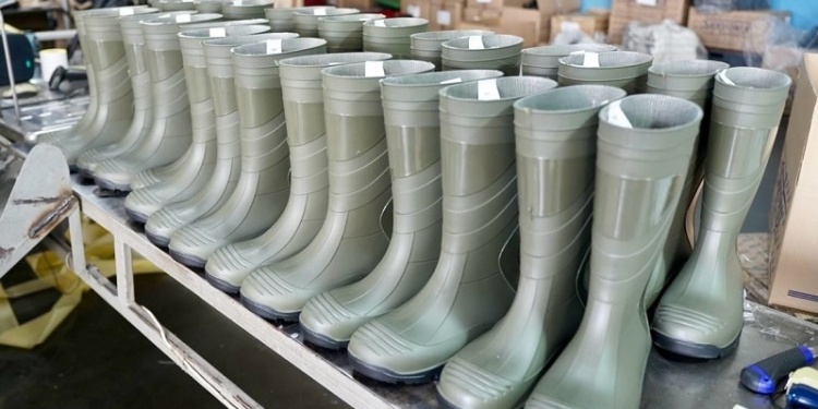 Астраханский завод «Сардоникс» получил 4,9 млн руб. на производство спецобуви