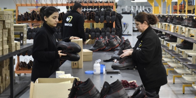 Азербайджанская компания начала экспорт защитной обуви в Россию