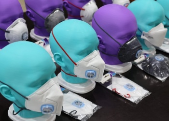 Волонтерам в Анапе передали 100 тыс. респираторов местного производства