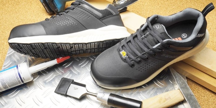 Современные рабочие кроссовки