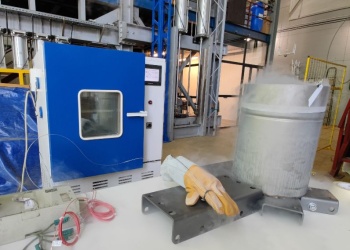 В московском вузе разработали методику испытаний перчаток для работы с жидким азотом