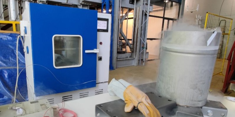 В московском вузе разработали методику испытаний перчаток для работы с жидким азотом