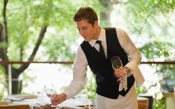 Петербургским ресторанам возместят траты на форму для персонала