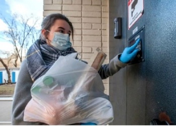 Спецодежда соцработников защитит пенсионеров от мошенников