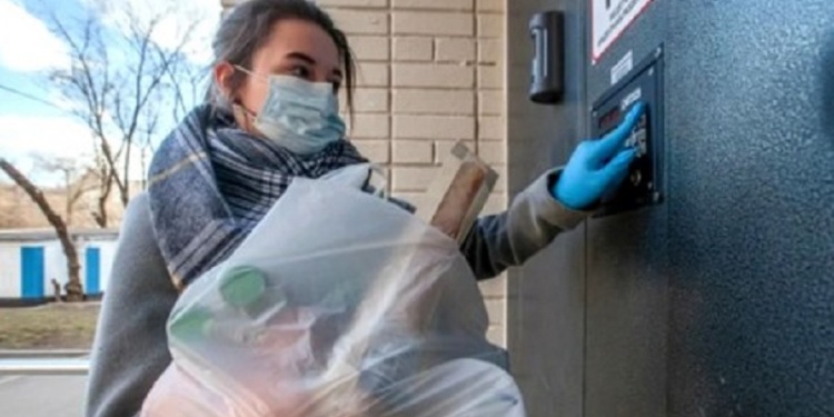 Спецодежда соцработников защитит пенсионеров от мошенников