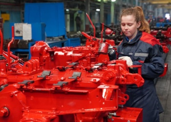 На производстве тракторов «Беларус» тестируют ткань для спецодежды