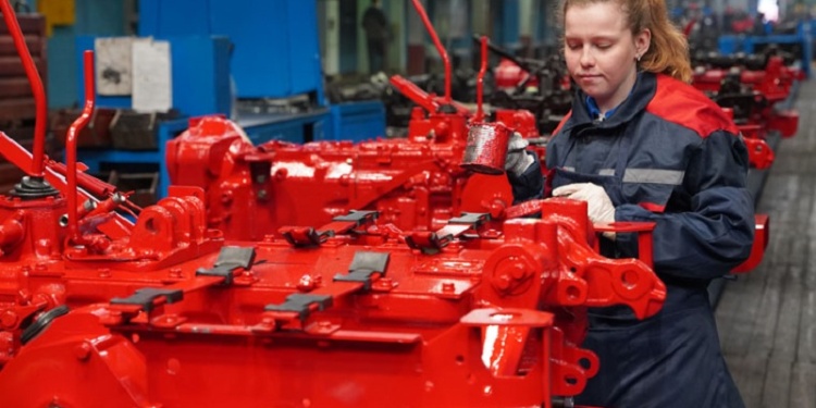 На производстве тракторов «Беларус» тестируют ткань для спецодежды