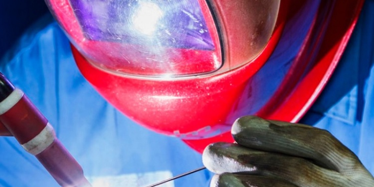 Погибший от ожогов сварщик работал в незащищающей от искр спецодежде – Роструд