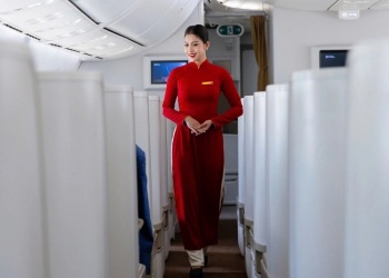 Дефиле в небе: Vietnam Airlines переодели стюардесс в форму 1975 года