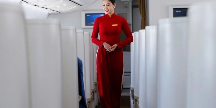 Дефиле в небе: Vietnam Airlines переодели стюардесс в форму 1975 года