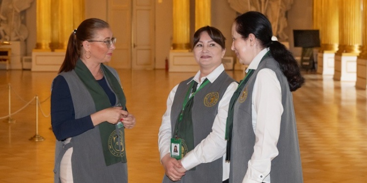 «Эрмитаж» переодел смотрителей