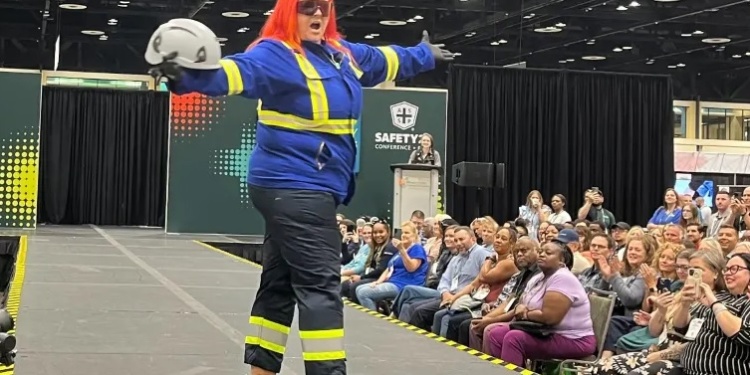 Во Флориде прошел показ женской спецодежды