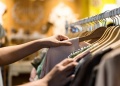 Аналитики подсчитали, сколько тратят на одежду российские мужчины и женщины