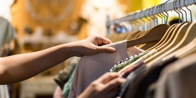 Аналитики подсчитали, сколько тратят на одежду российские мужчины и женщины