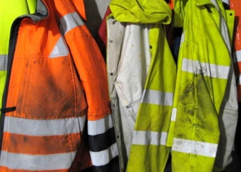 Можно ли выдавать сотрудникам порошок для стирки спецодежды? Разъясняет Роструд