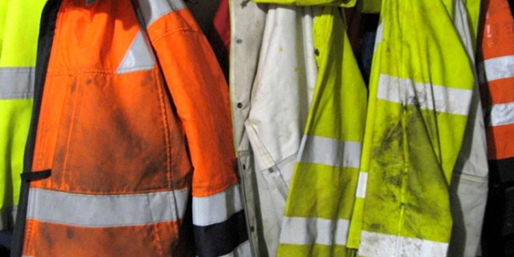 Можно ли выдавать сотрудникам порошок для стирки спецодежды? Разъясняет Роструд