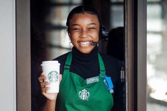 Американские бариста подали в суд на Starbucks из-за новой униформы