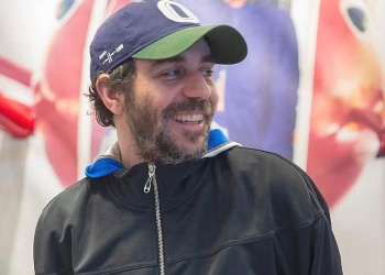 Современный дизайнер, создающий новую стилистику и яркие образы