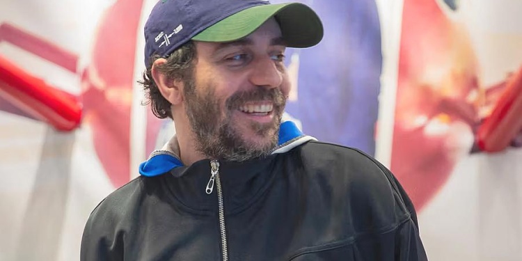 Современный дизайнер, создающий новую стилистику и яркие образы