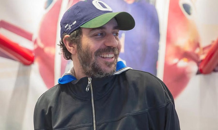 Современный дизайнер, создающий новую стилистику и яркие образы