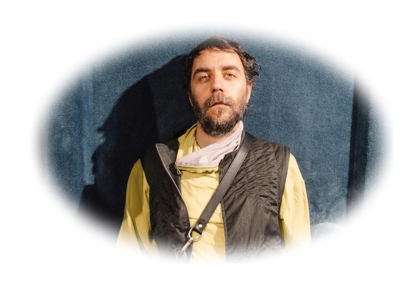 Современный дизайнер, создающий новую стилистику и яркие образы