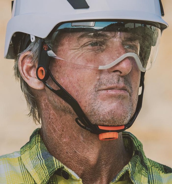 Инновации затронули подбородочный ремешок каски