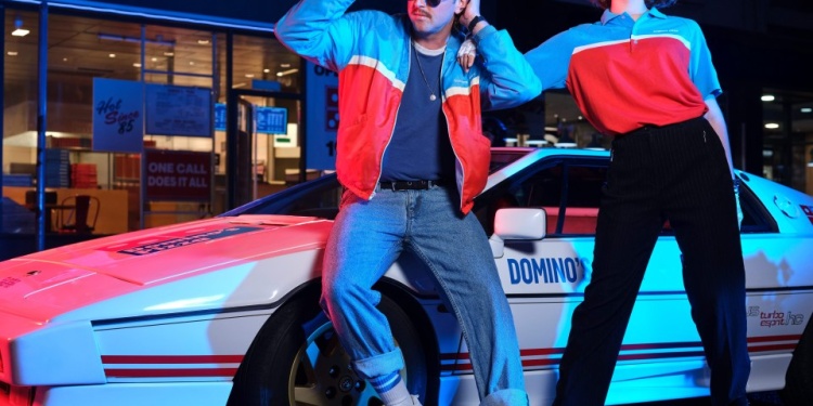 Domino’s pizza отметила 40-летие в Британии коллекцией в стиле униформы 80-ых