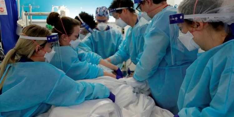 Британский Минздрав отсудил 122 млн фунтов у поставщика бракованных медицинских халатов