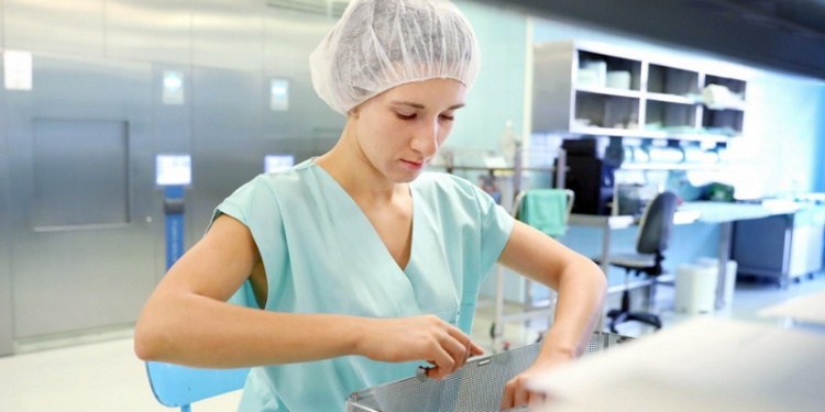 Петербургская компания оставила без формы сотрудников 58 детских поликлиник