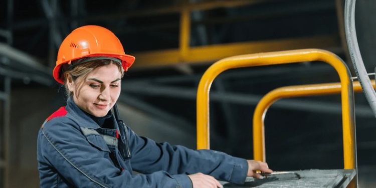 «Южуралзолото» ищет поставщика спецодежды, спецобуви и СИЗ на 184,6 млн рублей