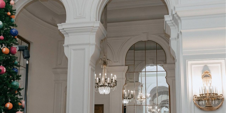 Новогодние корпоративы: от банкетов в офисе до вечеров в ведущих театрах