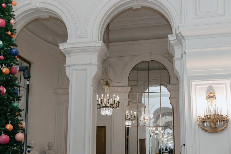 Новогодние корпоративы: от банкетов в офисе до вечеров в ведущих театрах