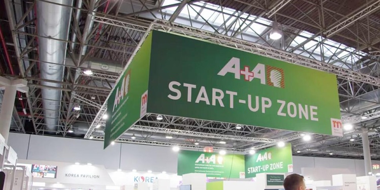 Зона стартапов на выставке A+A