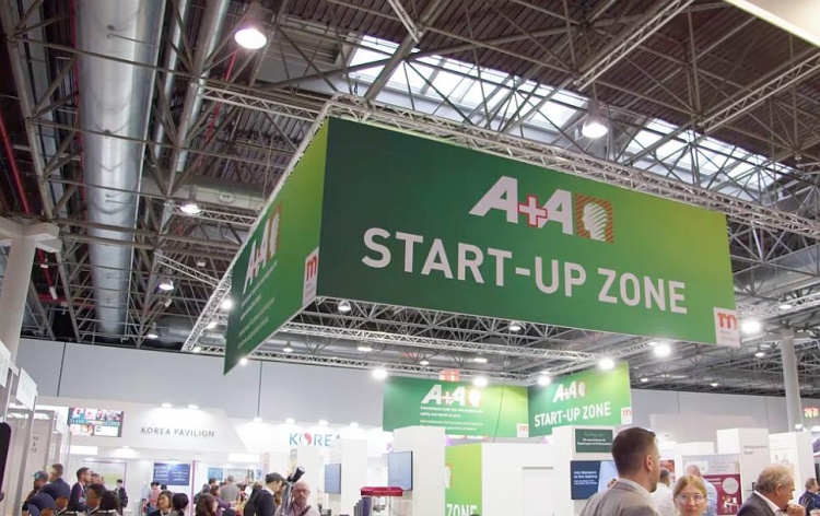 Зона стартапов на выставке A+A