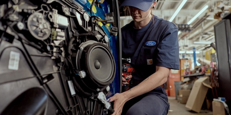 Ford внедряет единую униформу для техперсонала дилерских центров