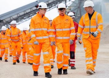 Эксперты рассказали, как стирать светоотражающую спецодежду