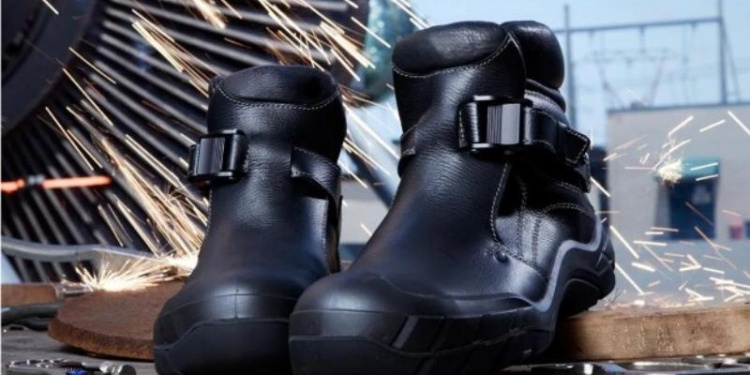 Современные модели защитной обуви для сварщика и литейщика