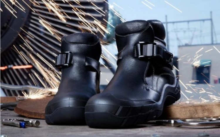 Современные модели защитной обуви для сварщика и литейщика