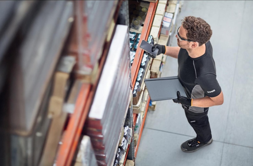 Кроссовки в качестве рабочей обуви – массово!