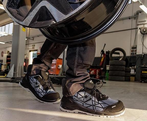 Кроссовки в качестве рабочей обуви – массово!