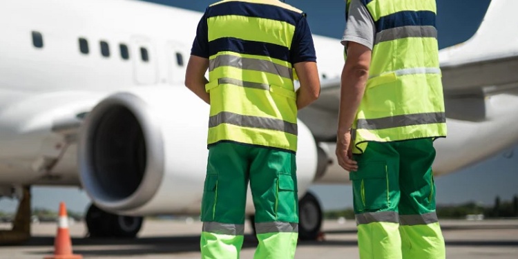 Аэропорт в Ульяновске наказали за необеспечение персонала спецодеждой